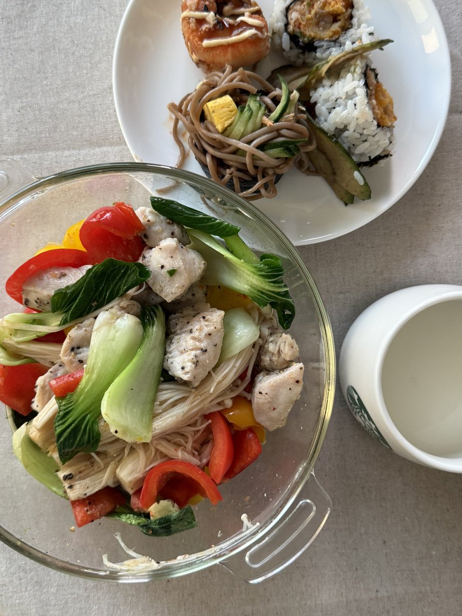 260506
아침. 말차라떼
점약. 돼지불백정식
간식. 제주마음샌드 하나
저녁. 닭가슴살 야채찜, 어제 남은 롤들

복직하기 너~~~~무 싫었는데 막상 출근하니 별 느낌 없다 오늘 안바빠서 그런가