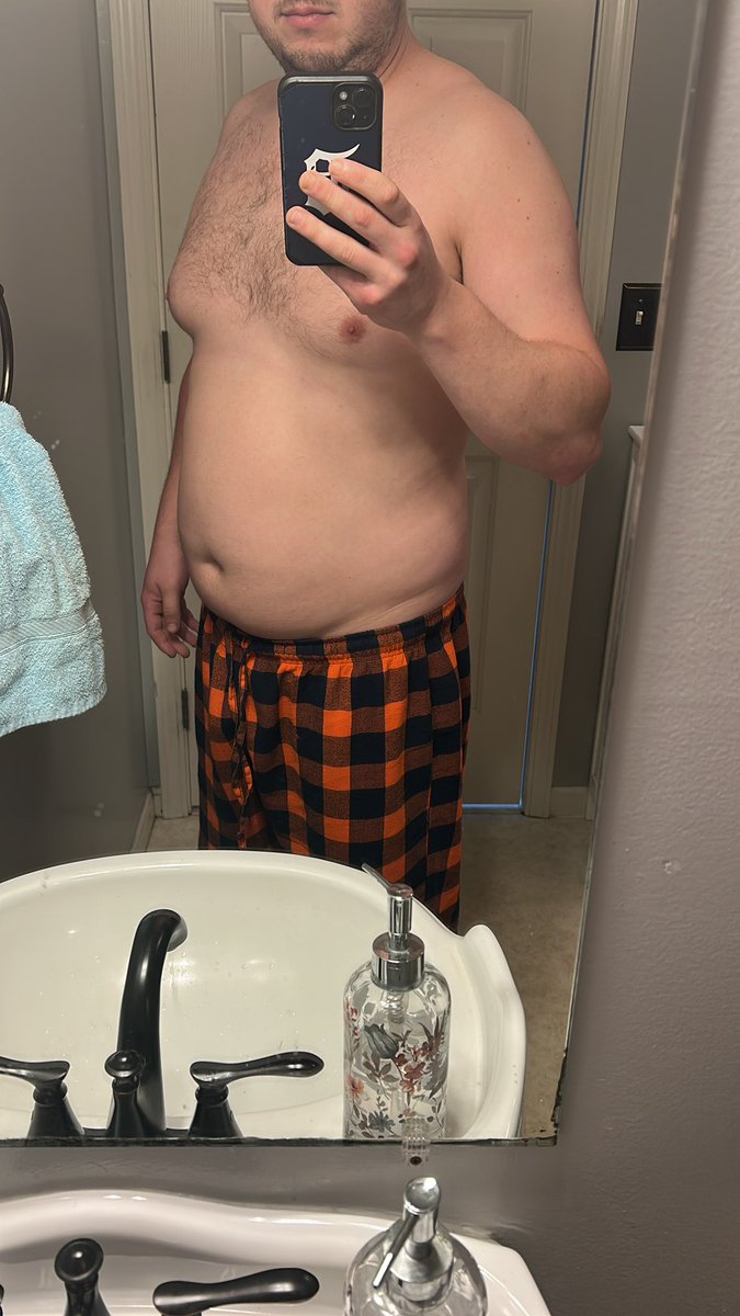 SportsGuy1293's tweet photo. Is there girls who are ok with a guy who doesn’t have abs ?
#noabs #belly https://t.co/sw8t6gX88G