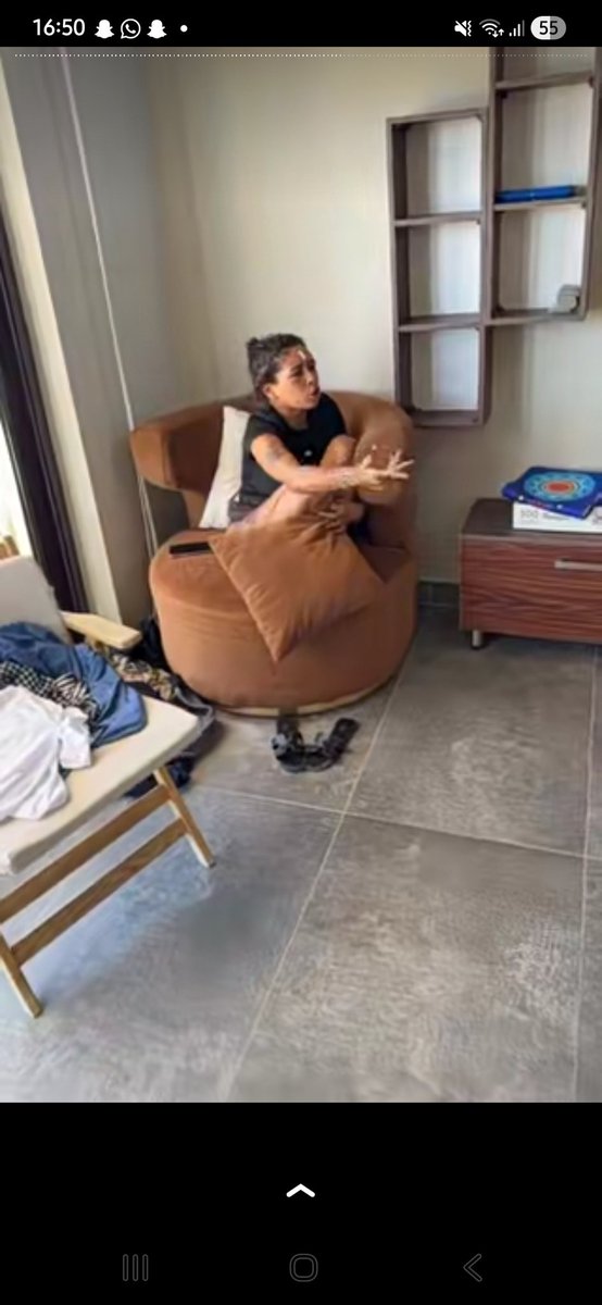 TheSarkiSamurai's tweet photo. Droguée, problématique, toxique, casse l'ambiance, isolée 

Je sais même pas pourquoi il y a debat, cette fille est le problème 

Nasser a des sentiments pour elle sinon elle aurait deja pris la porte si c'était quelqu'un d'autres #nasdas https://t.co/QhEE6FpfaN
