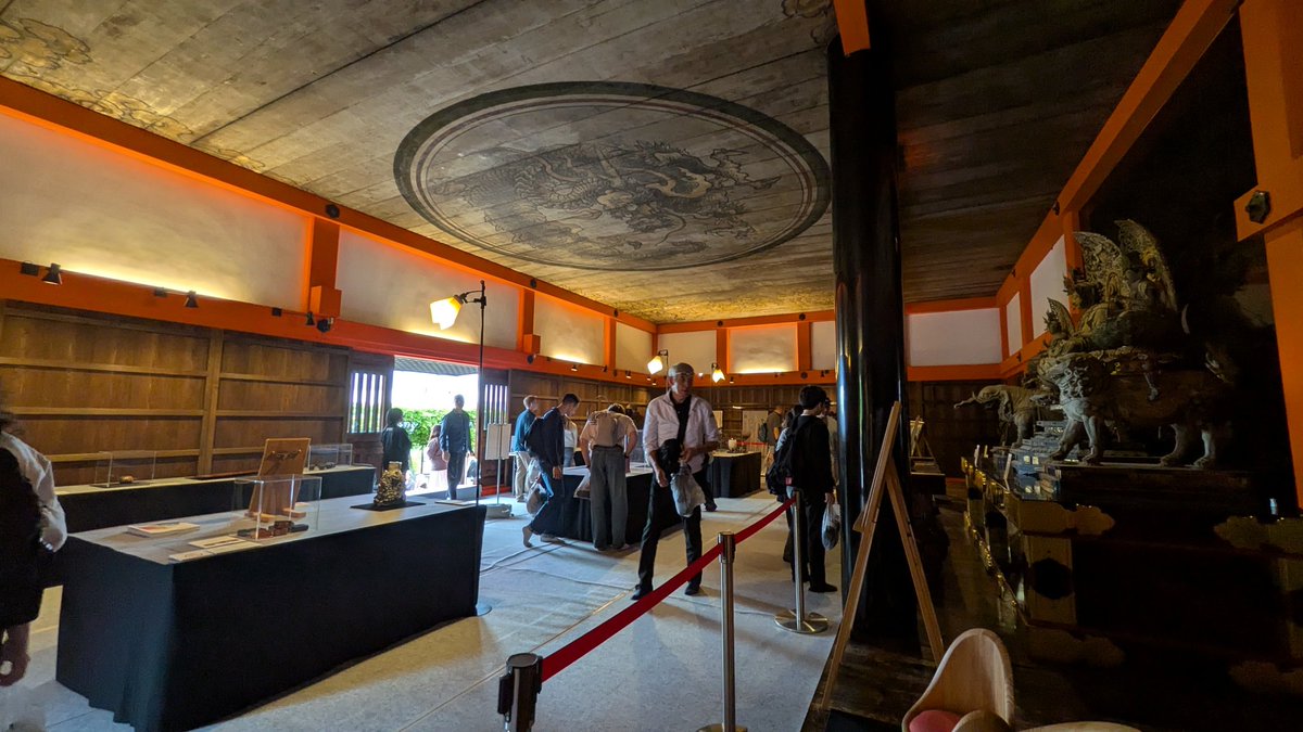 task_kougeikan's tweet photo. 【清水寺作品展@TASK京都伝統工芸大学校】清水寺経堂で明日、5月7日まで開催中です。入場無料、普段は入ることのできない重要文化財の経堂での開催です。釈迦如来さん・普賢菩薩さん・文殊菩薩さんにお会いできます。学生たちの工芸作品も秀作が揃っていますので、ぜひお越しください。 https://t.co/whyQBKMNNv