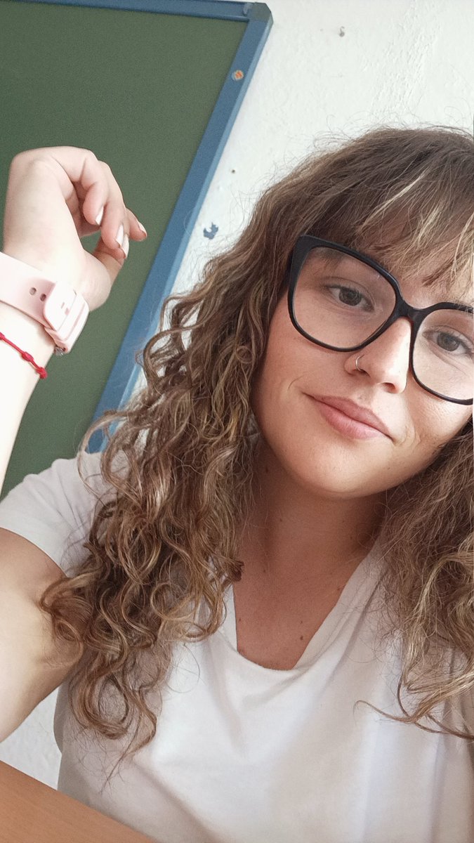 Por la mañana, recepción y por la tarde, teacher.
No me escondo, por la noche soy wonderwoman jajaja.