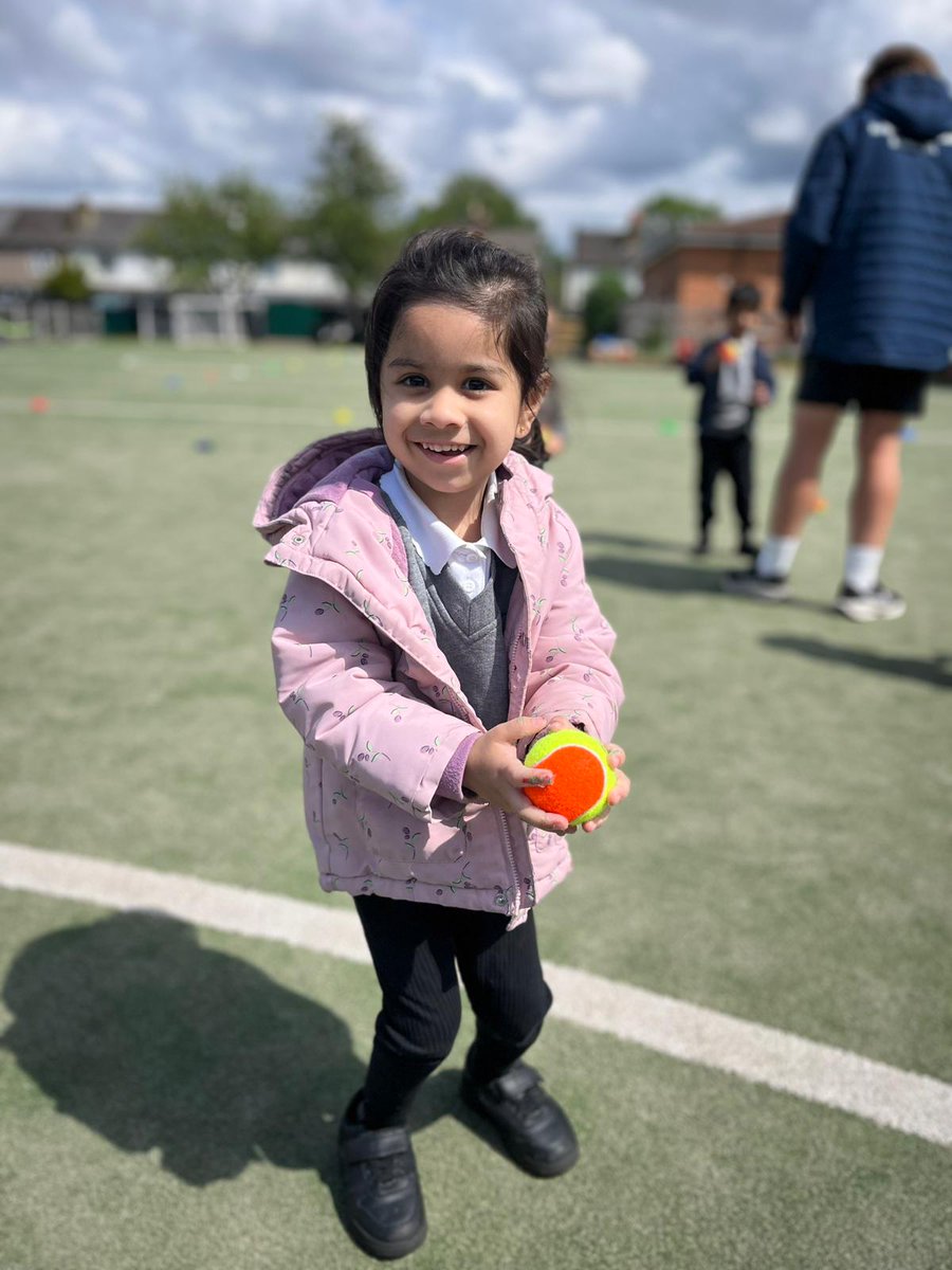 ManorParkSchSM1's tweet photo. Nursery had fun on the field for PE where they practised their catching and throwing skills #MPPApe https://t.co/fDAg9gKCk1