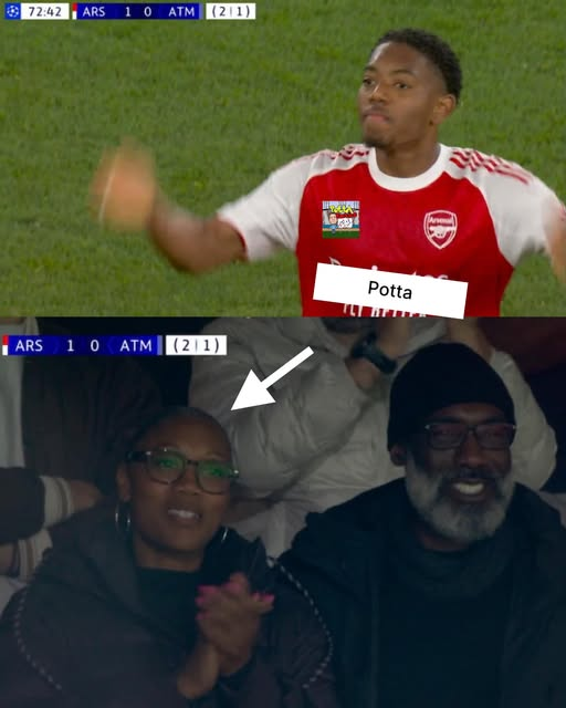 a5medv's tweet photo. المشهد الجميل اللي حصل امبارح في مباراة أرسنال وأتلتيكو مدريد كان لحظة خاصة جدًا 

في الدقيقة 73، قرر ميكيل أرتيتا استبدال اللاعب الشاب لويس سكيلي (19 سنة) ودخول مارتن زوبيميندي بدلًا منه… لكن اللي حصل بعدها هو الأجمل.

الملعب كله وقف يصفق لسكيلي تقديرًا لمستواه، والكاميرا راحت مباشرة لوالدته ووالده، واللي كانت ملامح الفخر باينة عليهم بشكل واضح… لحظة إنسانية صادقة تختصر رحلة كاملة.

قصة سكيلي نفسها مميزة جدًا، خصوصًا دور والدته “مارسيا”. في البداية رفضت كل العروض من الوكلاء، لأنها ما كانتش شايفة إن في مصدر موثوق تقدر تسلّم له مستقبل ابنها بسهولة.

لكن بدل ما تسيب الموضوع، قررت تتعلم بنفسها… في 2020 بدأت دراسة ماجستير في إدارة كرة القدم، وبعدها دخلت اختبار وكلاء فيفا ونجحت فيه، لتصبح هي بنفسها وكيلة ابنها.

وموقفتش عند كده… بدأت تساعد أولياء أمور تانيين، وتنظم لقاءات توعوية، وكمان أسست منصة باسم “No1 Fan Club” علشان تدعم الأهالي في بداية رحلة أولادهم في كرة القدم.

النهاردة، سكيلي واحد من أبرز المواهب الصاعدة، ووراءه أم قررت تتعلم وتتحمل المسؤولية… مش بس عشان ابنها، لكن علشان تفتح الطريق لغيره كمان 👏