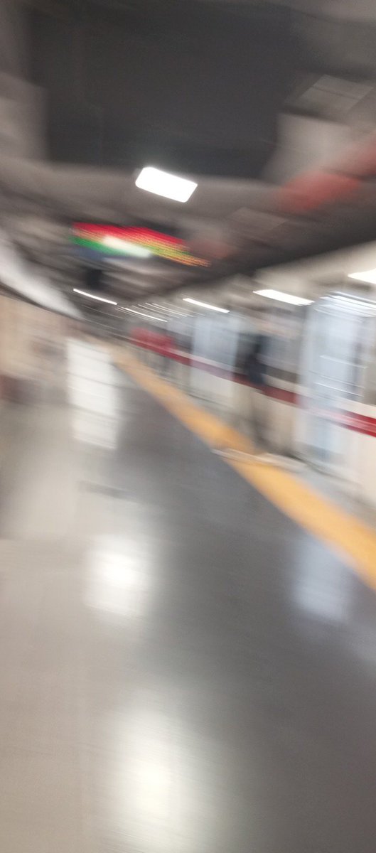 Sono ad Anagnina e sono stata buttata per terra da gente che litigava tra qui uno della sicurezza e uno con un tesserino al collo, io completamente presa alla sprovvista sono salita sul treno, ma mi chiedo come cazzo si fa?