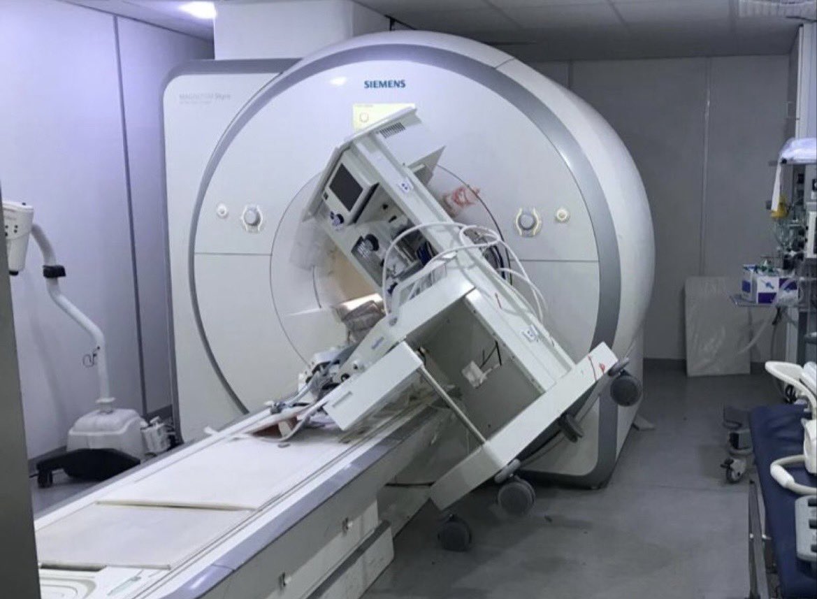 qz_360's tweet photo. أكيد مرت عليك قصص أو فيديوهات تخوّف عن جهاز الرنين المغناطيسي (MRI) وكيف يسحب أي معدن بالغرفة.

بس هل فعلاً الجهاز يشفط أي شيء حتى لو كان بعيد؟ 

خلونا نصحح هالمعلومة المغلوطة ونعرف وش السالفة بالضبط. 🧵👇 https://t.co/i7GZpqE4G6
