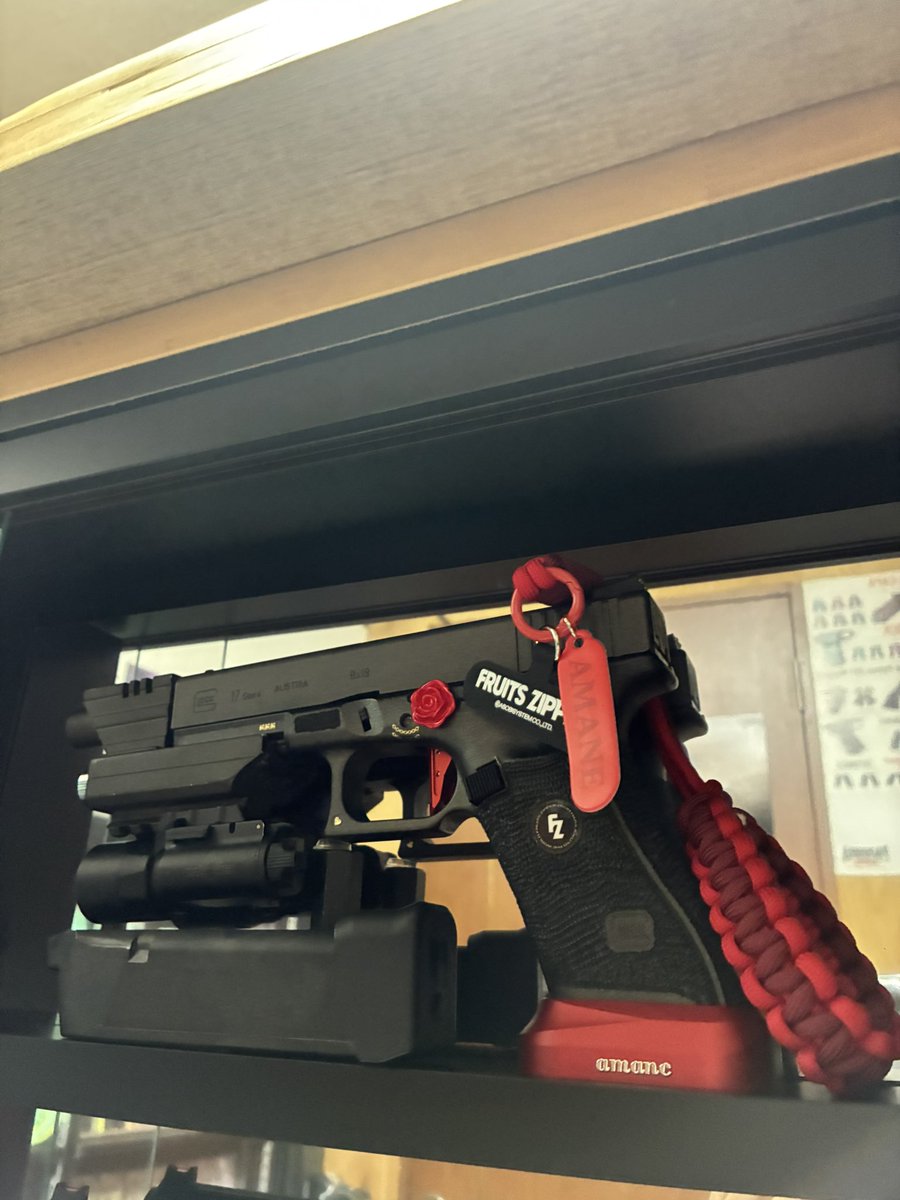 yyas1127's tweet photo. いまさらだけど
ファンラが黒いのは
武道館から使い続けた
結果、かなり黄ばんできたので
塗りました😓

#フルーツジッパー
#櫻井優衣
#ＦＺファンライト
#天音G17gen4 https://t.co/hAoS9TwgxI