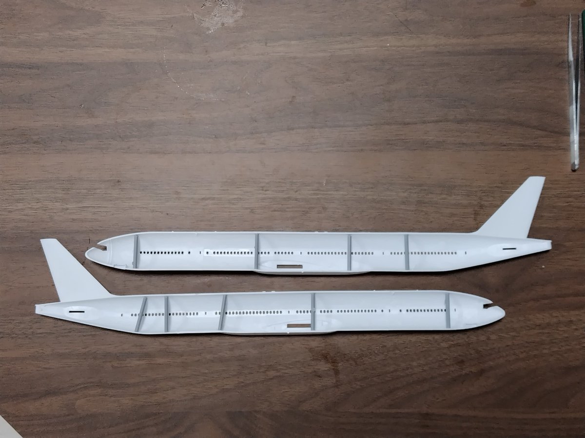 kd618a's tweet photo. ついに余命宣告されたB7-300
実機の退役に間に合うか分かりませんが、製作開始します。

レジは思い出のJA751A、ランナーを梁にして胴体の強度を上げます。

 #ハセガワ
 #旅客機プラモ https://t.co/UCHjxBYy60