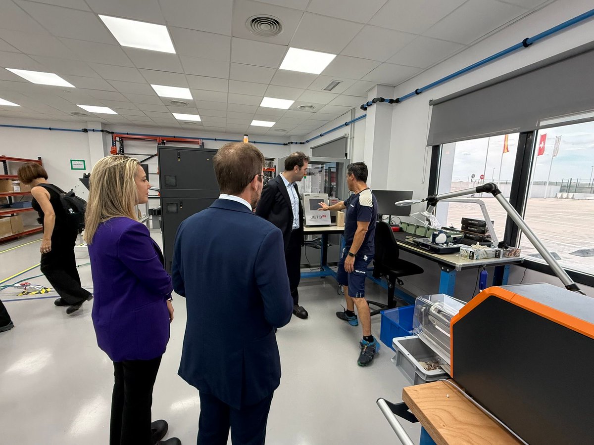 carlos_cuerpo's tweet photo. Hoy en Alcalá de Guadaira, visitamos Pilatus Aircraft @PilatusAircraft, una empresa Suiza que ha elegido España para la fabricación de aviones enmarcada en el hub aeroespacial ubicado en Sevilla.

Industria, innovación y talento en nuestro país en sectores de alto valor añadido. https://t.co/4BaBvtSupw