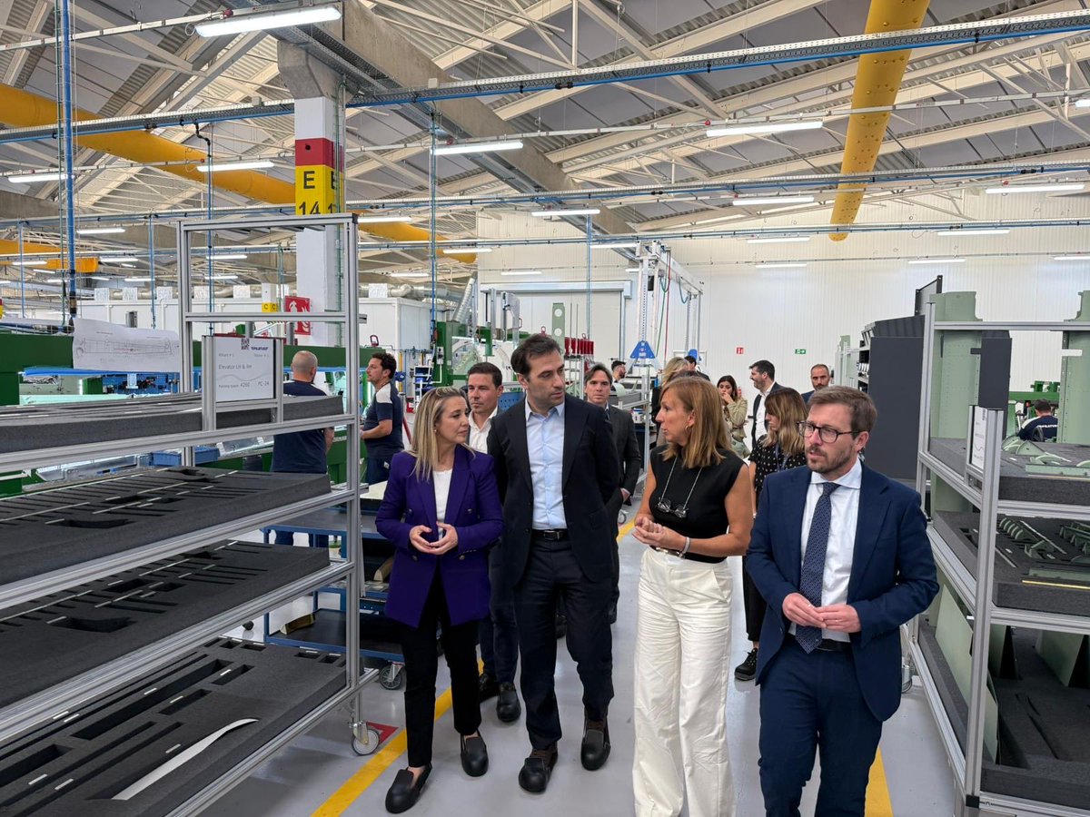 carlos_cuerpo's tweet photo. Hoy en Alcalá de Guadaira, visitamos Pilatus Aircraft @PilatusAircraft, una empresa Suiza que ha elegido España para la fabricación de aviones enmarcada en el hub aeroespacial ubicado en Sevilla.

Industria, innovación y talento en nuestro país en sectores de alto valor añadido. https://t.co/4BaBvtSupw