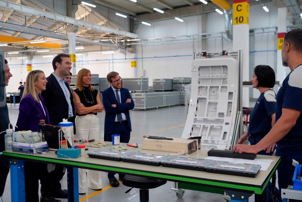 carlos_cuerpo's tweet photo. Hoy en Alcalá de Guadaira, visitamos Pilatus Aircraft @PilatusAircraft, una empresa Suiza que ha elegido España para la fabricación de aviones enmarcada en el hub aeroespacial ubicado en Sevilla.

Industria, innovación y talento en nuestro país en sectores de alto valor añadido. https://t.co/4BaBvtSupw