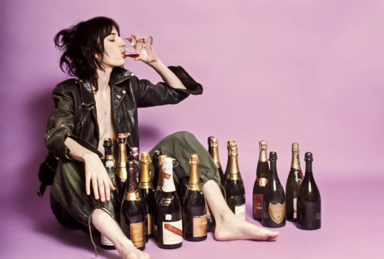 Patti Smith, With Bottles, 1976

📷 Lynn Goldsmith via MHG