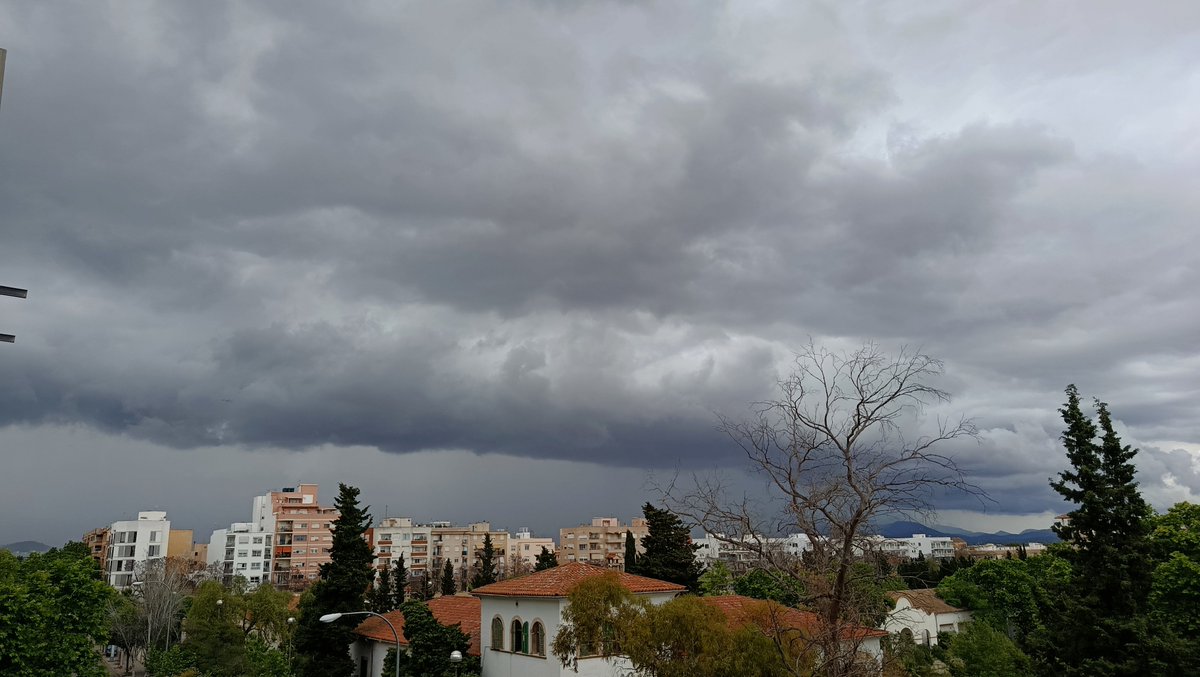 victords_2012's tweet photo. Tempesta important al nord de Palma, 15:50 🌧️ https://t.co/VjX8XtfLIq