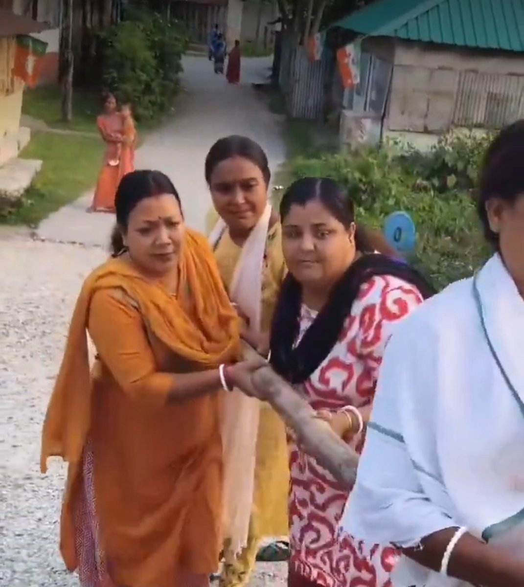 इस तस्वीर में चार महिलाएं हैं चारों का चेहरा आप के सामने है।

किसी महिला को अपमान करने में ये सभी शामिल हैं। पीछे बीजेपी के झंडा लगा हुआ।

मैं ये नहीं कहूंगा कि ये BJP कार्यकर्ता हैं। लेकिन इतना जरूर कहूंगा इन लोगों की सोच महिलाओं के प्रति बिल्कुल गिरी हुई है।

क्या किसी बीजेपी