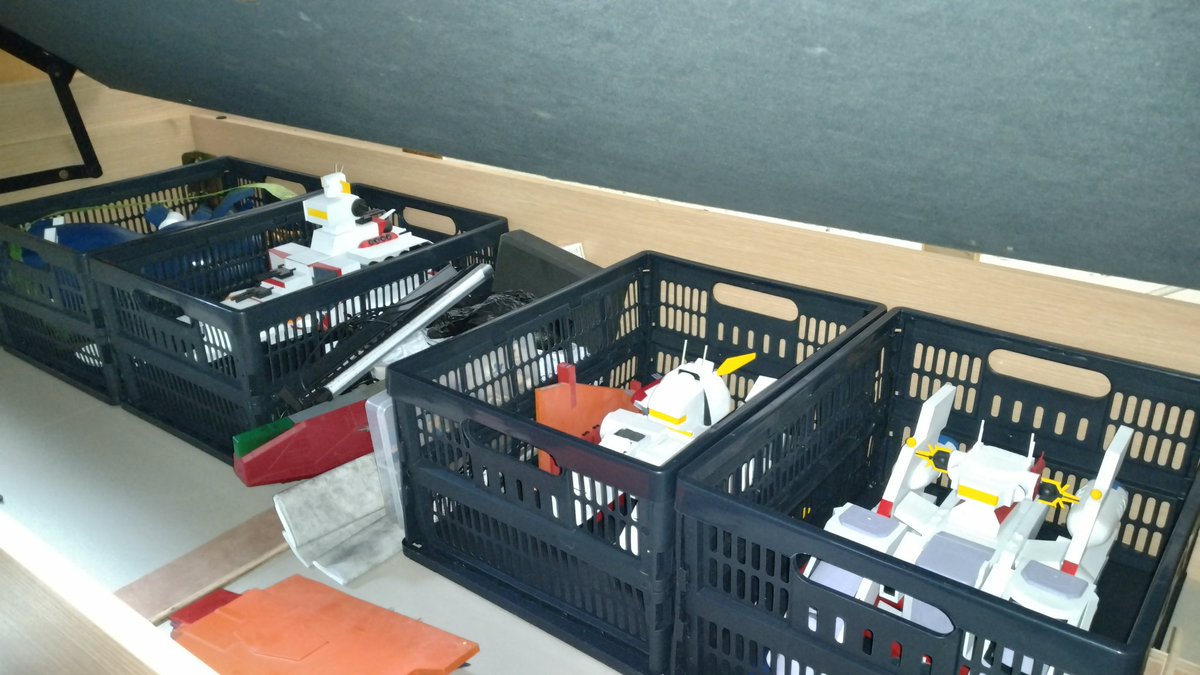 次回作は流れ的にクサナギか、ガシャポン戦士ZERO的にミレニアムか、、、ってところですが、跳ね上げ式ベッドと言うなんちゃってジャブローのハンガーに空きがもう無いんだよな🤔
当分はリペイントとかプチ改造がメインになるかな
