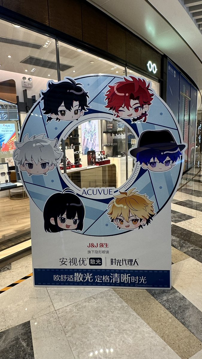 Sun1388164's tweet photo. 昨天去打卡了！他們超帥超好看
立牌也好高（
週邊都好好看，就是隱形眼鏡用不著買不了
月尾再去打卡一次😋 https://t.co/uNBtRGHKOl