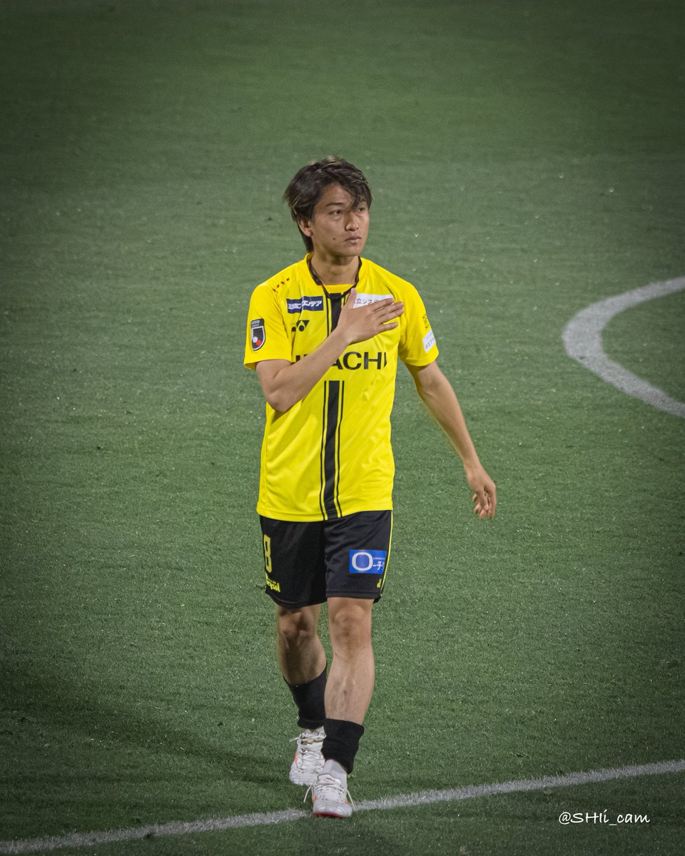 SHIi_cam's tweet photo. 2026.5.6 柏レイソル vs 浦和レッズ
@三協フロンテア柏スタジアム

浦和ゴール裏に挨拶した後に、
1人ハーフライン付近まで来てくれて、
エンブレムに手を当ててました。

小泉佳穂と勝ちたいよ。

#小泉佳穂

#柏レイソル https://t.co/XTxnWBjr76