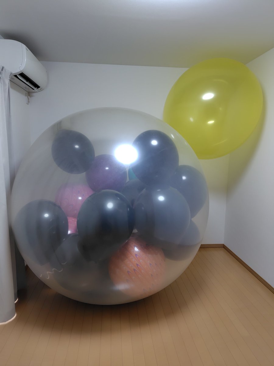 balloon802's tweet photo. みんなゴムの日で御写真あげておられるので私も…。
やっぱり巨大風船は中に入ってなんぼだよね。
みんなも遊んだあとはこんなシュールで切ない感じになってる？
#ゴムの日 https://t.co/YXMCjdkfo0