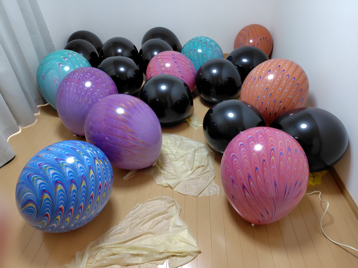 balloon802's tweet photo. みんなゴムの日で御写真あげておられるので私も…。
やっぱり巨大風船は中に入ってなんぼだよね。
みんなも遊んだあとはこんなシュールで切ない感じになってる？
#ゴムの日 https://t.co/YXMCjdkfo0
