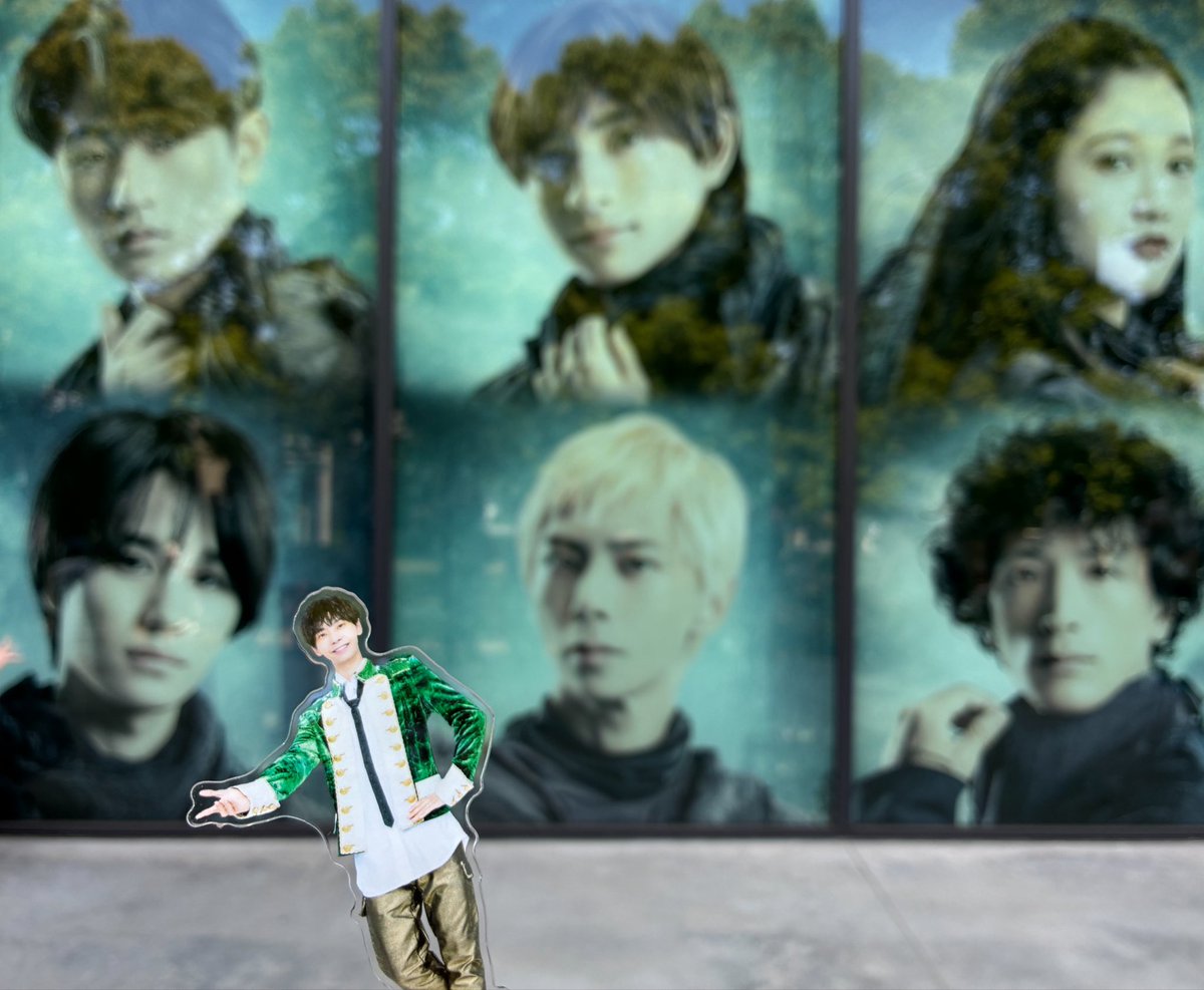 hello_doumo's tweet photo. もうSpeciaLじゃない松尾龍くんは、じゃないけど、その先で激光っておりました。
最強で1番かっこいい役ウォルフ（シゲ談)！
良い声に美しい動きに表情も隙なし。
平和な世が続いてもっと先の姿も見たい
いつも忘れるアクスタ出動。平らなドラえもんに薄いたつるを添えて
#アンバース　#松尾龍 https://t.co/wrUclWMQA3