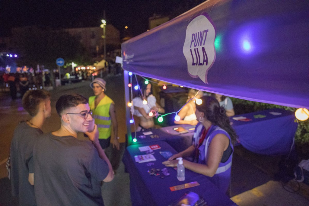 ajvacarisses's tweet photo. 🟣 Punt Lila, a la Festa de la Vaca

💜 Més enllà del #gènere: mirades antiracistes i #interseccionals per a una Festa Major realment segura

🤝 El nostre compromís és clar: no deixar fora qui sempre ha quedat fora.

#PuntLila #FestaDeLaVaca #Vacarisses #Antiracisme #Violències https://t.co/pP29Gd7oBe