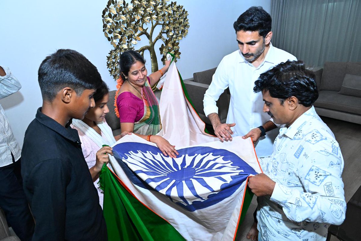 Harshitha227's tweet photo. Thank you to the honorable Education Minister, Sri Nara Lokesh Garu.He stated that he would provide complete support in all aspects to hoist the rare national flag at the Red Fort.@ncbn @naralokesh @PawanKalyan @narendramodi https://t.co/OobljSGrBs
