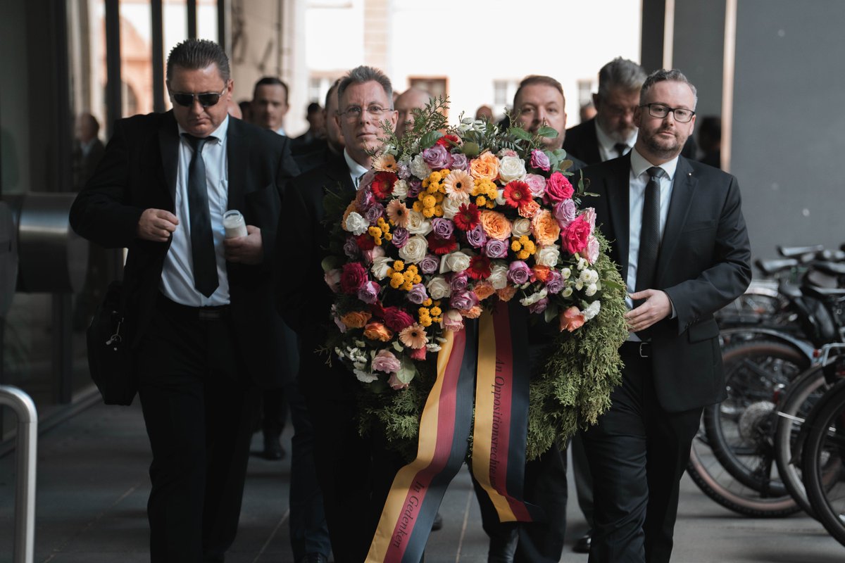 AfDFraktionRLP's tweet photo. Die #Altparteien haben heute im #Landtag in Rheinland-Pfalz die #Demokratie und das wichtigste Oppositionsrecht zu Grabe getragen. Wir haben zum Anlass dieses traurigen Tages einen Kranz am Grab der geschändeten #Verfassung niedergelegt.
#AfDFraktion #RLP #Verfassungsänderung https://t.co/CPa1W6vQB8