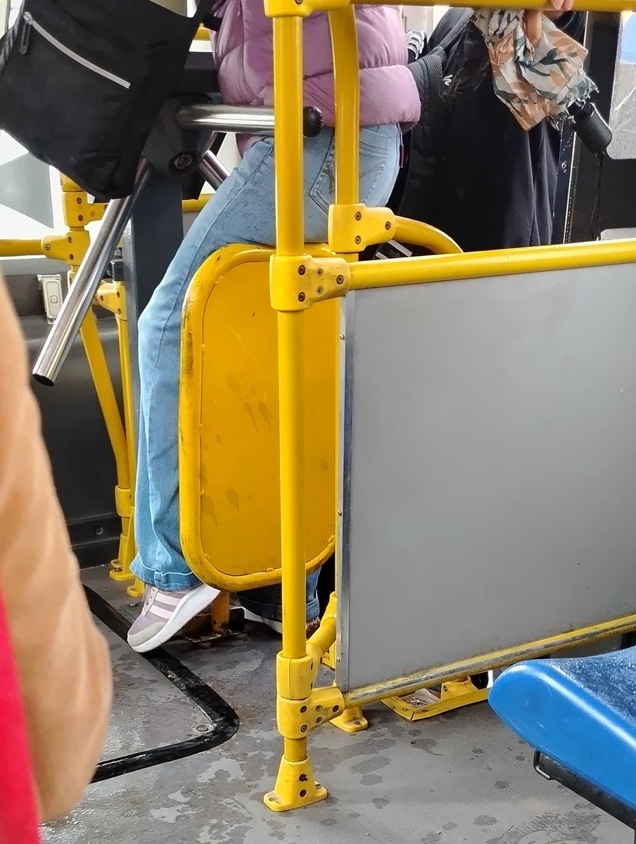 -Casi no tomo transporte público, no sé hace cuánto pusieron esto a los SITP pero me parece horrible, ni uno con contextura corporal normal puede pasar por ahí bien, ¿Qué pasará con personas con movilidad reducida u obesidad?  <a href="/transmisitp/">Transmilenio y Sitp</a> <a href="/TransMilenio/">TransMilenio</a> cada día más miserables