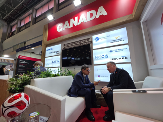DIA_Canada's tweet photo. Secretary of State Defence Procurement, Stephen Fuhr, spent time at #SAHAEXPO with Defence News talking about the start of a new chapter for Canada’s defence industry, including how the Defence Investment Agency is modernizing procurement in practice. #BuildPartnerBuy https://t.co/PVcDY9zUiT