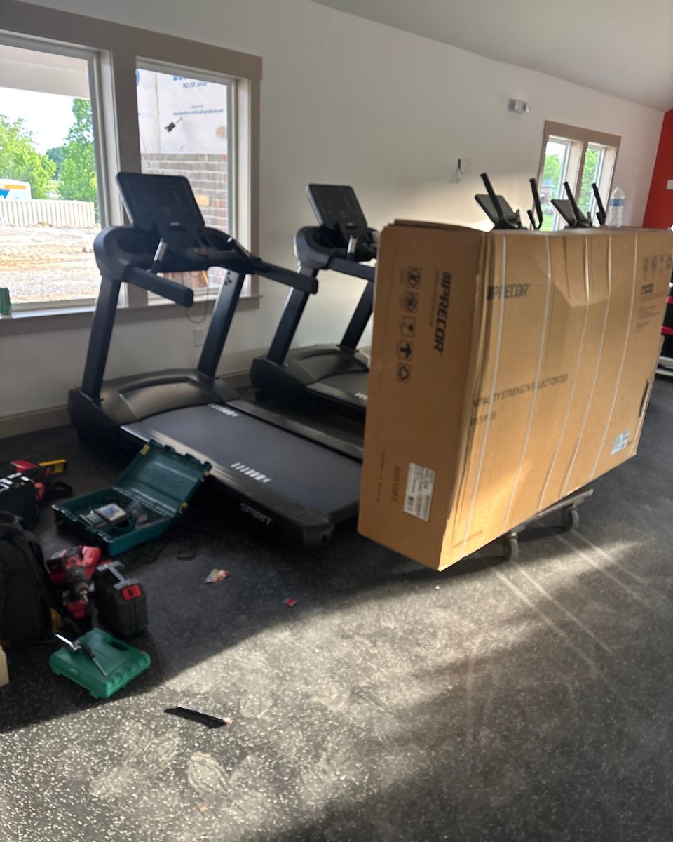 UDCUPDATES's tweet photo. Big update from Universal at Strawberry Plains in Knoxville! 💪
Fitness equipment is arriving for our future 24-hour fitness center—featuring cardio, strength machines, free weights &amp; more.

#KnoxvilleTN #NowLeasing #ApartmentLiving #Fitness #UniversalLiving https://t.co/ljGnJpBYwC