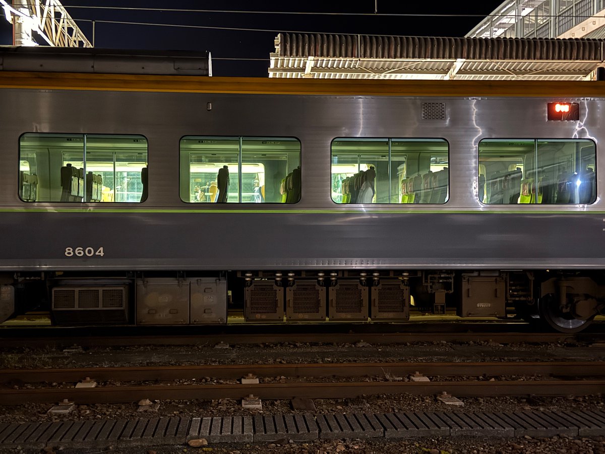 mhkai00731's tweet photo. この列車は臨時回送松山方面松山基地行きです。
この車両、6両繋ぎで運転して参ります。
前から6号車、8号車、6号車、8号車、6号車と続きまして一番後ろが8号車です。お乗り間違えなさいませんようにお気をつけください。 https://t.co/Xw4Ayic6uY