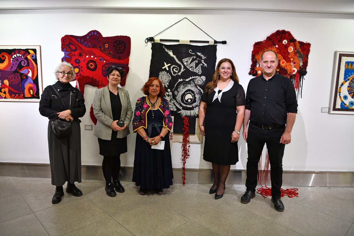 IKUedu's tweet photo. Deniz Özen'in "İnançların Kutsalları, Troyalı Dokular, Dokumalar" isimli sergisi İstanbul Kültür Üniversitesi Sanat Galerisi'nde (İKÜSAG) ziyarete açıldı. Sanatçının keçe ve dokuma tekniklerini kullanarak ürettiği özgün eserlerinden oluşan sergi 5 Haziran 2026 tarihine kadar gezilebilir.