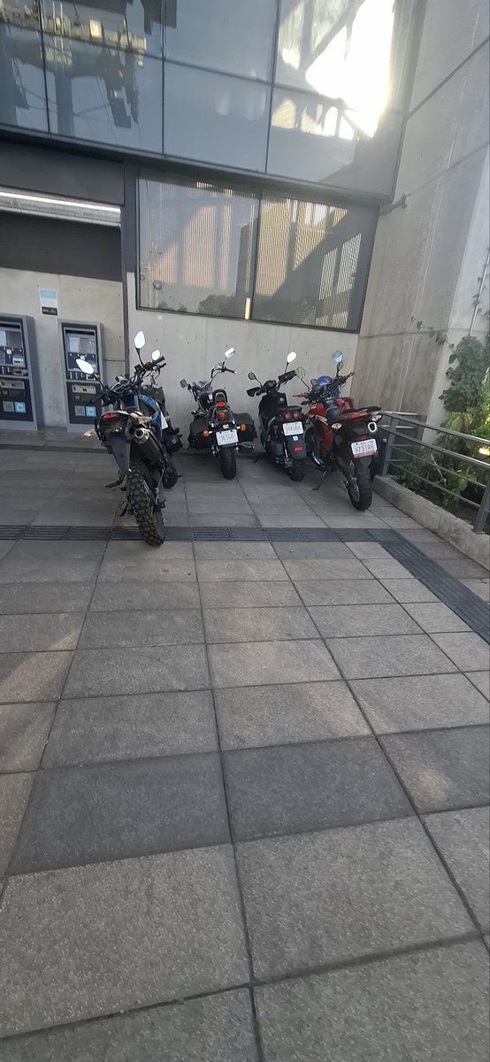 Hind_Disaster's tweet photo. @DirectorSTE @MICablebusCDMX @STECDMX una pregunta, el estacionamiento para motos que ya se formó en la estación de Cablebus de Los Pinos es público o sólo para trabajadores de la estación?🤔 https://t.co/UQxNlj3dtg