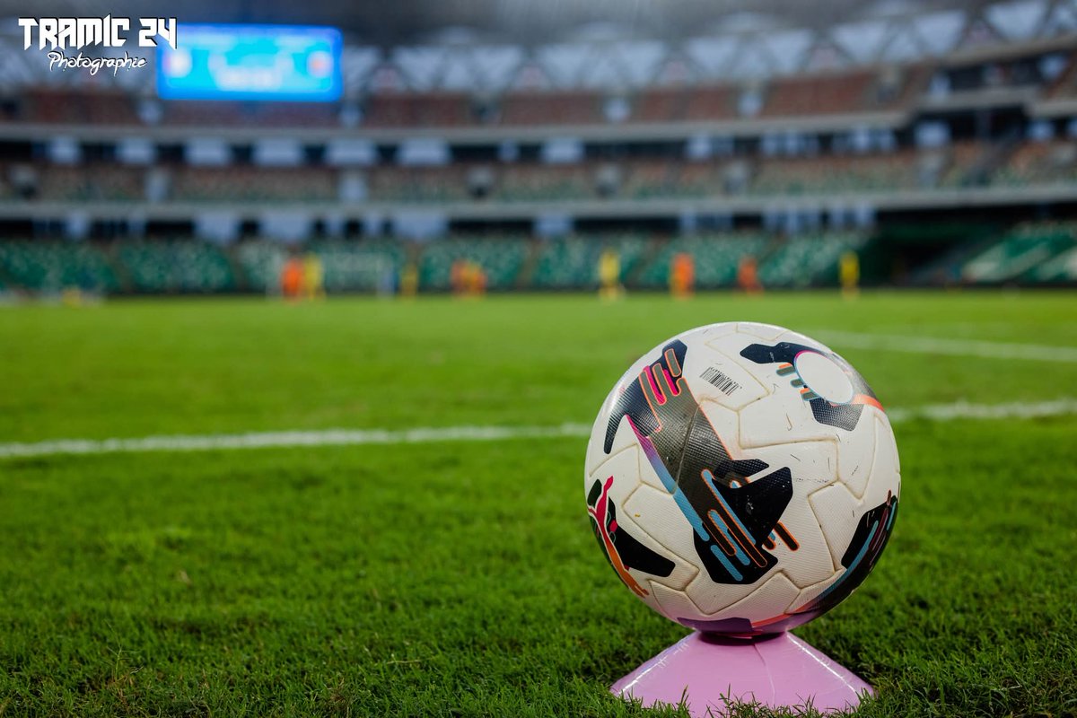 Tramic24's tweet photo. Le foot... de la passion d'y jouer à la passion de l'image...

#foot #fifa #fif #photographie_sport https://t.co/dnKuIiBmly