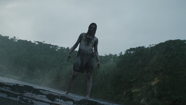 ‘EVIL DEAD BURN’ might not be a standalone after all…

Theory: Fans think the new trailer secretly connects to ‘EVIL DEAD RISE’ through a familiar lakeside location tied to Jessica’s brutal opening scene.

Look: [dreadcentral.com/news/571393/ev…]