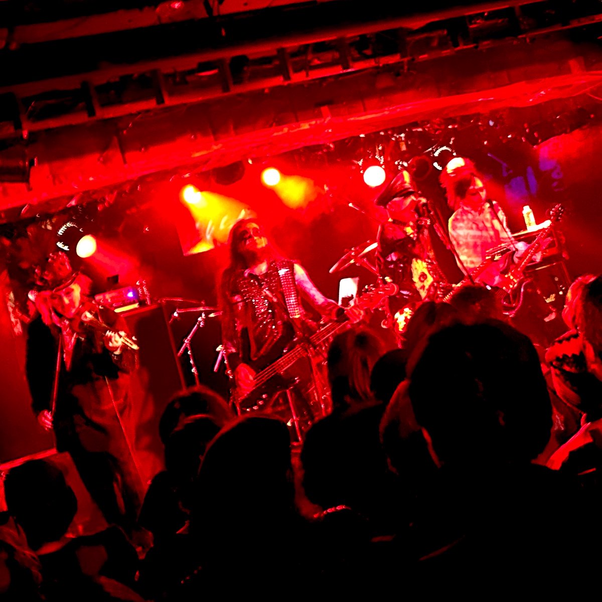 nbykisk's tweet photo. 20260506 オートモッド @ 新宿ロフト
ジュネのシアトリカルなパフォーマンスと強烈なカリスマ。ビジュアルゴスロックの様式美が徹底されていて見応えがあった。「80年からやってきてこうなりました」と笑ってたが長い時間を生き抜いてきた説得力を感じた。
#オートモッド
#AutoMod
#DriveFrom80s https://t.co/bvOsnSUFv0