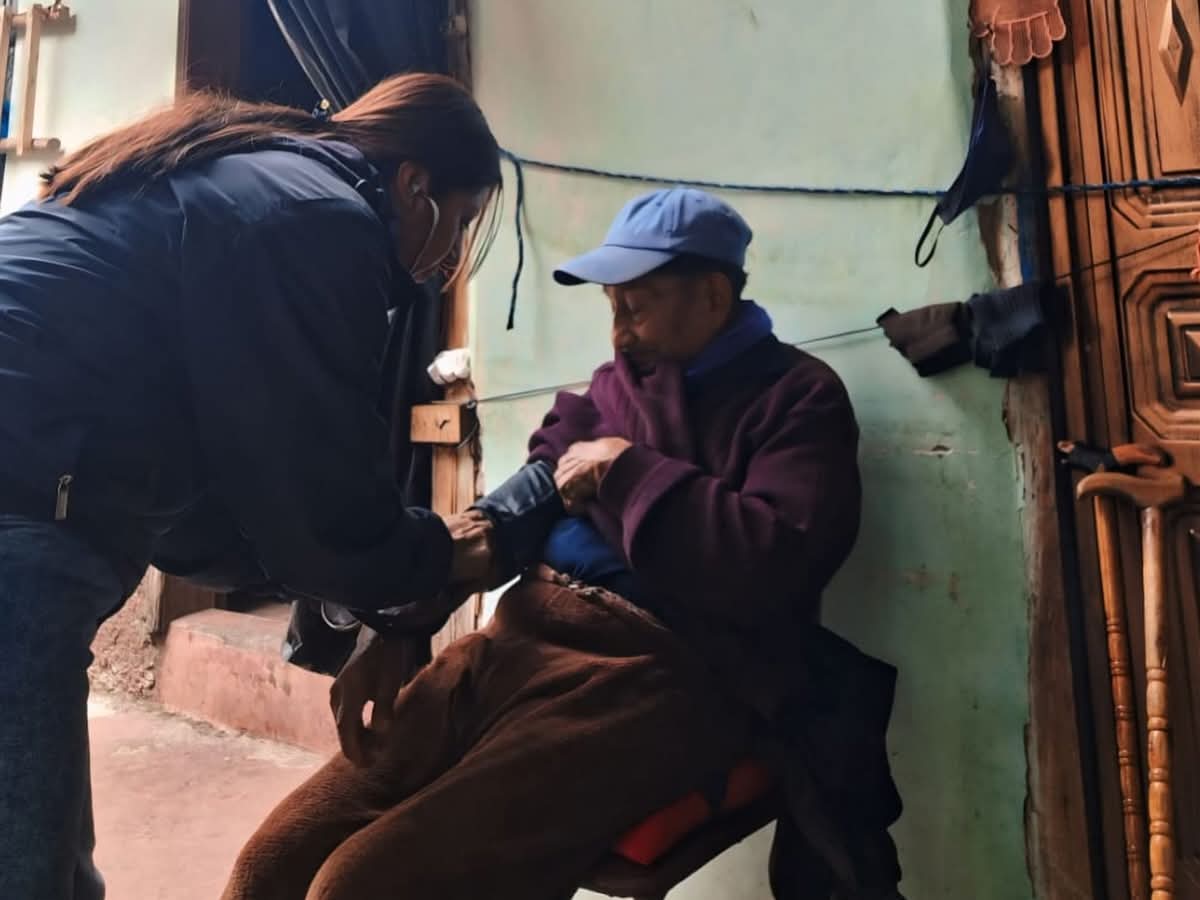 DPS_Chimborazo's tweet photo. #Guano | Nuestro 👩‍⚕️👨‍⚕️equipo de salud se despliega en territorio para brindar atención integral y seguimiento personalizado a quienes más lo necesitan.

#ElNuevoEcuador https://t.co/FVqA710rGL