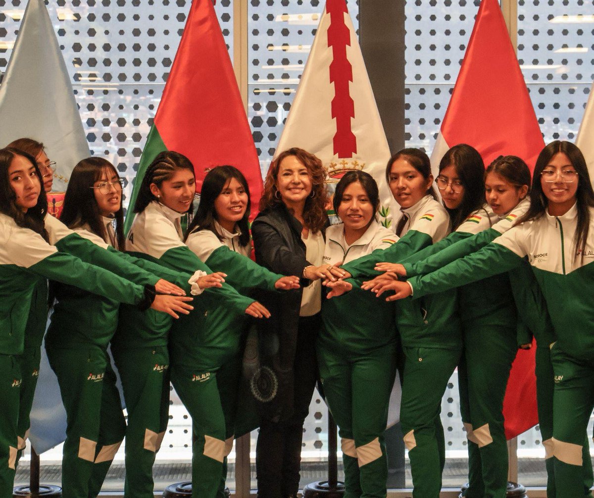 EmbajadaEspLPaz's tweet photo. Participamos con @alalaybol en presentación en @SenadoBolivia de equipo fútbol femenino que representa niñez boliviana en Mundial de Niños de la Calle de @StreetChildUtd

Un Mundial a favor de la educación y la protección integral de niños, niñas y adolescentes en riesgo
🇪🇸🫶🇧🇴 https://t.co/EetOR7rxUr