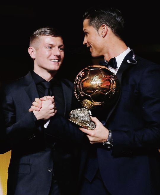 🚨 Toni Kroos on Cristiano Ronaldo:

“One night after a Champions League game, most of us were happy... we had won comfortably, everyone was laughing in the dressing room.

But Cristiano was silent.

I asked him, ‘What happened?’

He looked at me and said…
‘We scored 3… but I