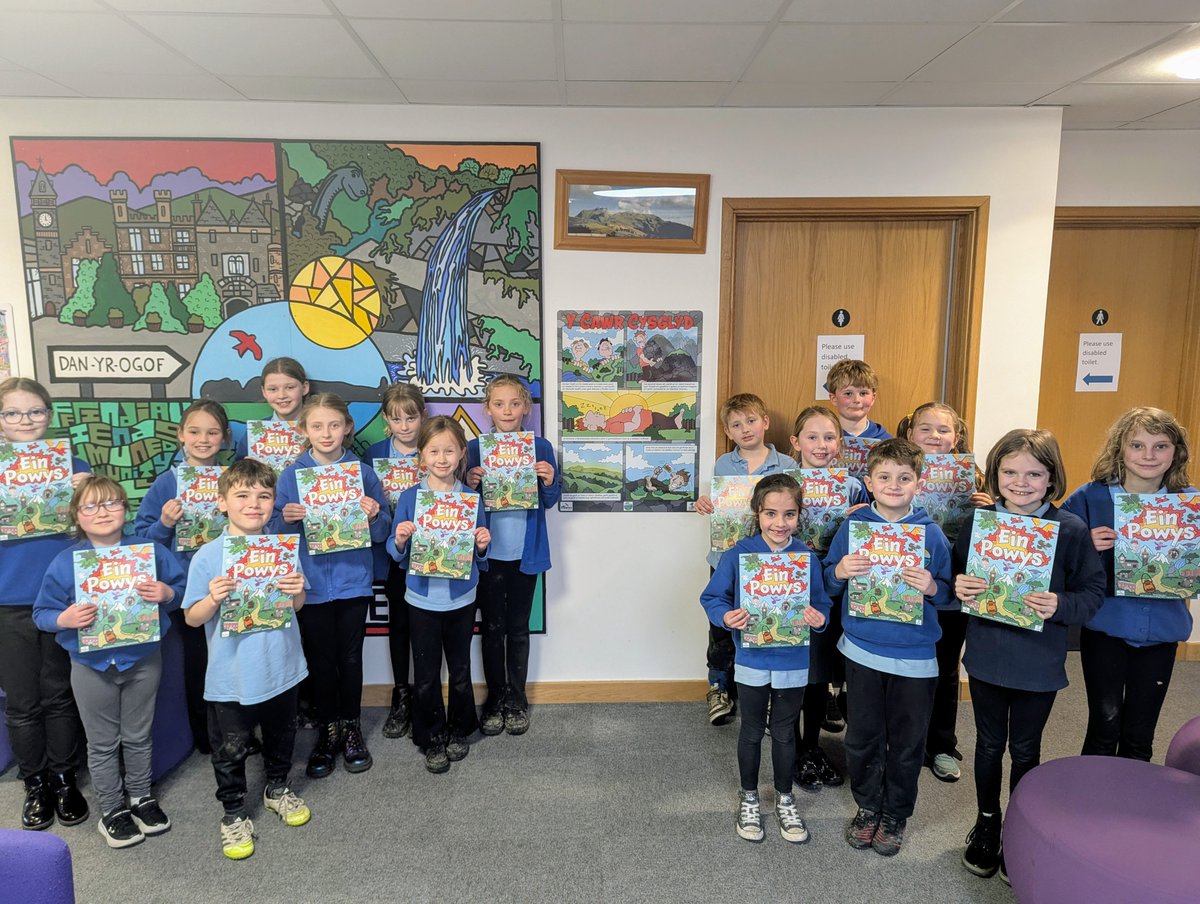 yycribarth_d4's tweet photo. Mae'r dosbarth wedi bod yn gweithio gyda chwmni o’r enw CISP Multimedia, ac mae eu stori gomig gydweithredol am 'Y Cawr Cysglyd' wedi’i chynnwys mewn casgliad cyhoeddedig o chwedlau Cymreig. Da iawn plant! https://t.co/uhU8M5sC99