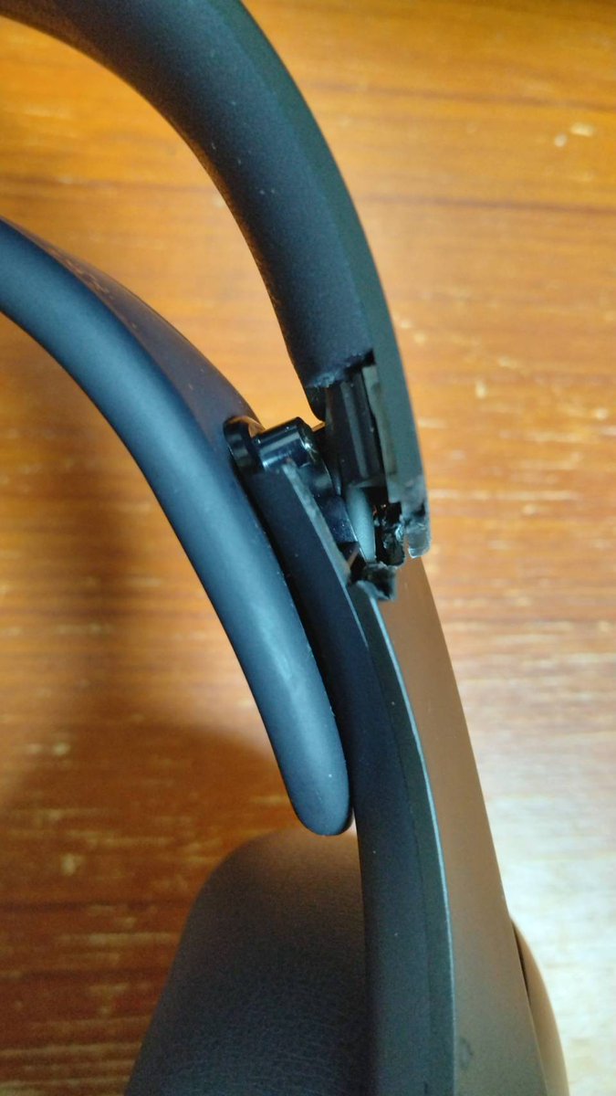 okara13's tweet photo. 半年前位に買ったSONYのヘッドホンのPulseEliteが最近装着時収まりが悪いなと思い、確認したらアーチ部の接合部付近が左右とも折れてた(ヽ´ω`)
ネット調べたらその部分は折れやすいらしい…しかも折れやすい設計、耐久度のくせに物理破損なので保証対象外という情報も？…通常使用なのにそりゃないぜ… https://t.co/vqYhs1ReJc
