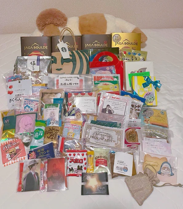 本日いただいた差し入れ!ありがとうございましたお手紙は別途お返事します (ホグワーツのチケットだあ!と思って開けたらじあまりさんだった笑 さすが)