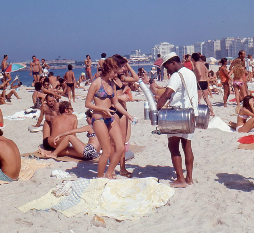 Saudades do tempo em que Copacabana tinha areia branca, o ar cheirava apenas a maresia e o mate era baratinho.