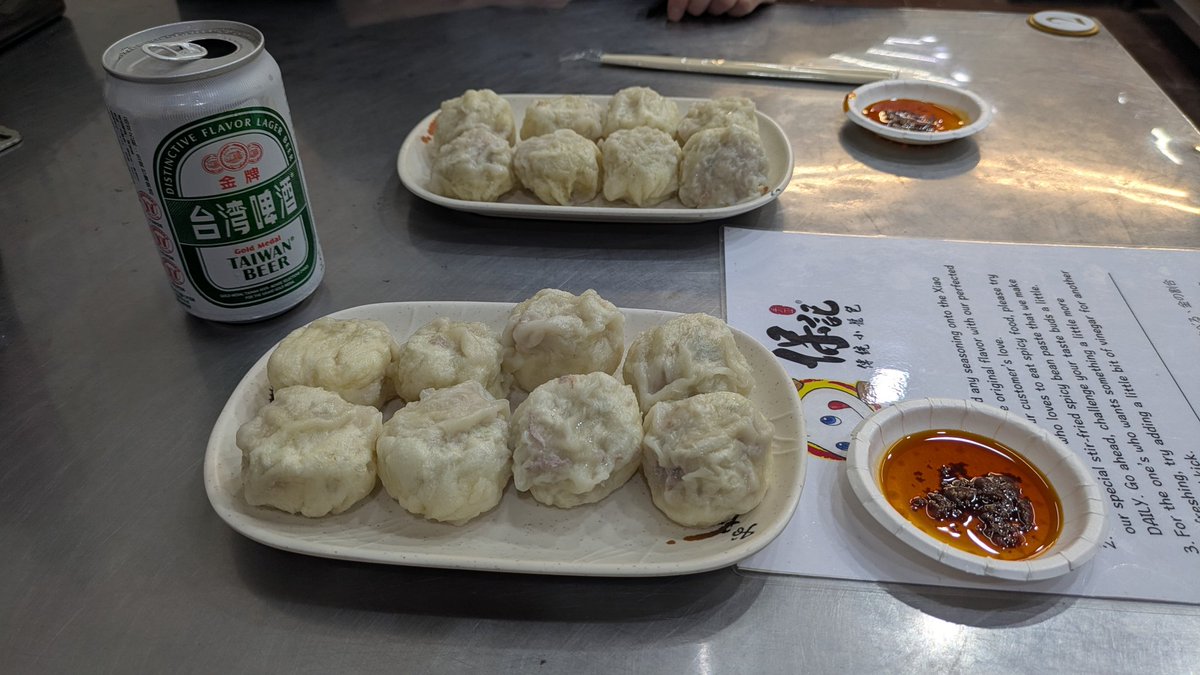 kittoatarusa's tweet photo. 寧夏夜市行ったよ。台湾ビールで小籠包食べたよ。 https://t.co/xflOH67edq