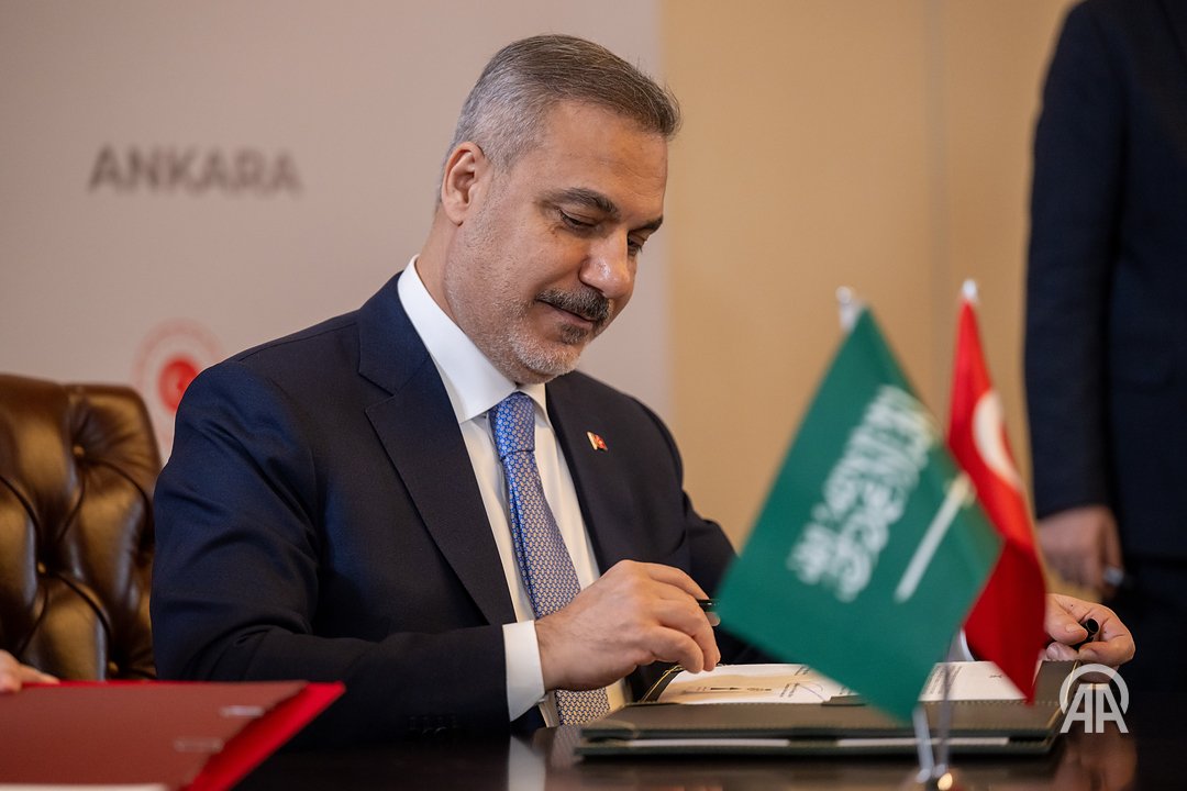 🔴تم توقيع اتفاقية بين تركيا والمملكة العربية السعودية تتعلق بالإعفاء من تأشيرة الدخول.

وقع وزير الخارجية هاكان فيدان ونظيره السعودي الأمير فيصل بن فرحان على الاتفاقية عقب الاجتماع الثالث لمجلس التنسيق التركي السعودي.

وبموجب هذا التنظيم، سيُعفى حاملو جوازات السفر الدبلوماسية