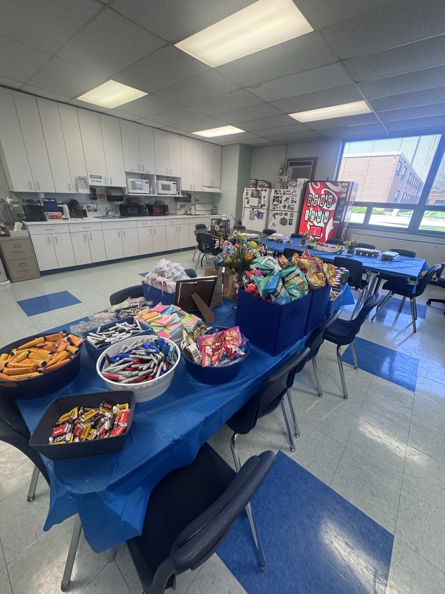 AAwpta's tweet photo. ☕️ Teacher Appreciation Week – Day 2 🍎
Even on a student day off, our teachers &amp; staff were hard at work in meetings and planning for students! 💙
They enjoyed a coffee cart &amp; got to “shop” our General Store filled with snacks, drinks, school supplies &amp; goodies. 🛍️✨ https://t.co/S0Fwr3BUo3