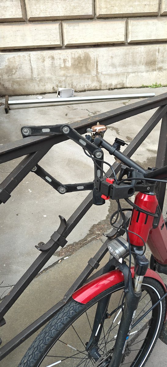 JordanPillet's tweet photo. Oui deux antivols c'est toujours plus sécurisé qu'un seul ! Enfin presque.... #Pourquoivousfaitesca #Velotaf #Paris https://t.co/ytRUFL9O0J