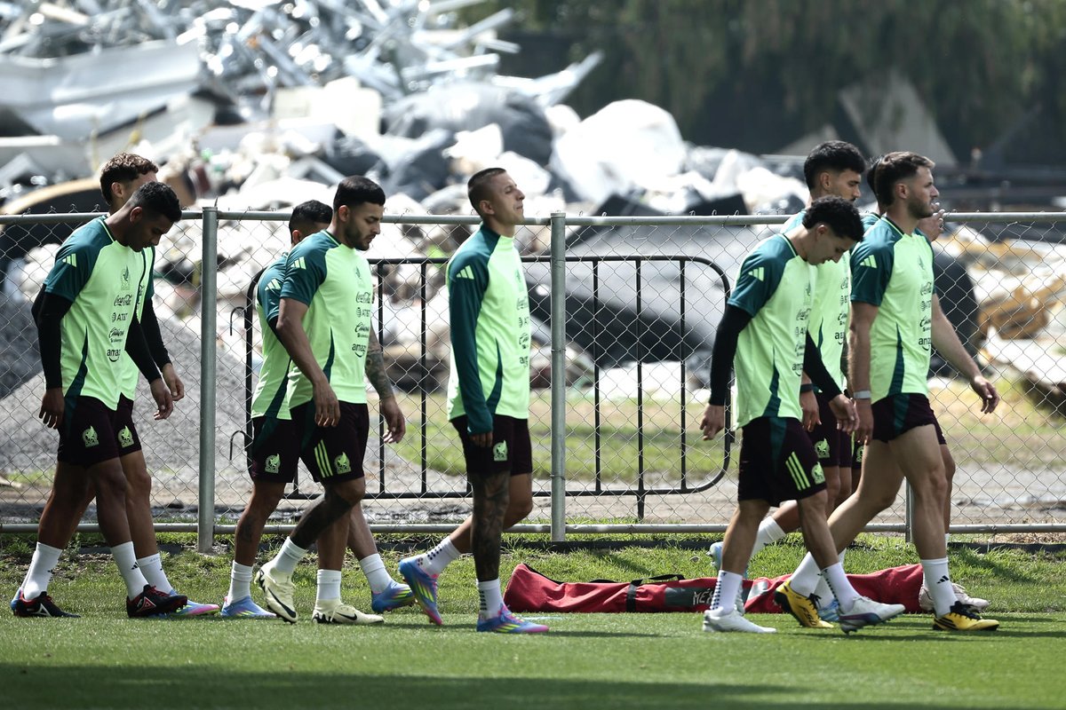 lopezdoriga's tweet photo. A 36 días del Mundial… nueva crisis.

La Selección Mexicana amenaza con dejar fuera del torneo de la FIFA a los jugadores que no se presenten hoy a la concentración, en respuesta al dueño de las Chivas que ordenó que sus futbolistas regresen a entrenar a Guadalajara tras el permiso especial que tuvo Toluca para que Alexis Vega y Jesús Gallardo no reportaran con el Tri por  disputar la semifinal de la Concachampions.

Más en https://t.co/xWxnQ3nYtN