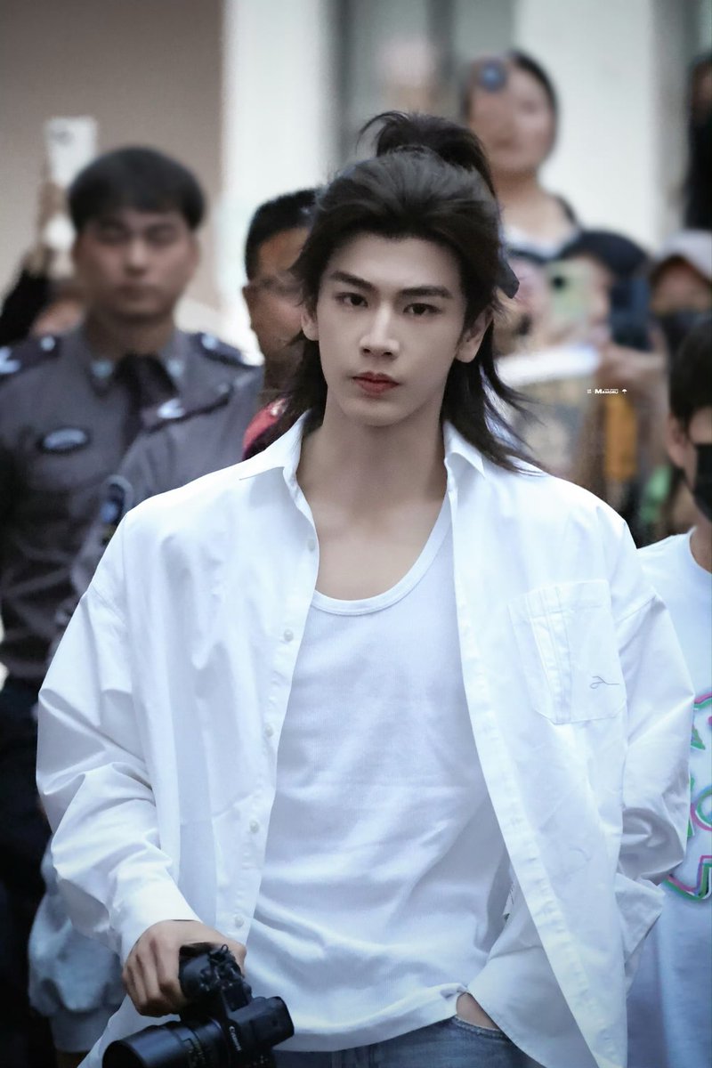 XuKai_Soso0305's tweet photo. Linghe has been going to work when it’s the middle of the night for me so i miss seeing him 😭 

he looks so pretty in white today 🤍

📸 cr: logo

#ZhangLinghe #张凌赫 #ジャン・リンホー #장릉혁 #จางหลิงเฮ่อ
#TheRoadToGlory https://t.co/0Ts0xHcaLV
