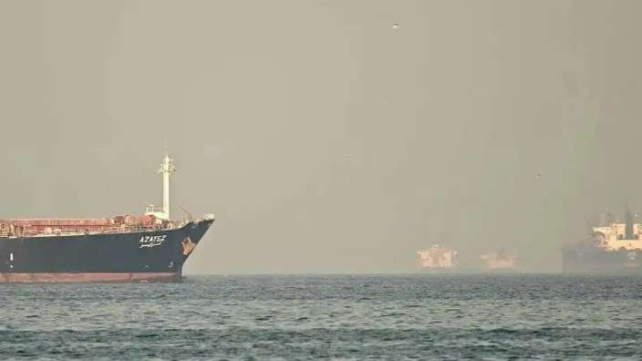 Helen99186's tweet photo. On the 5th, Iranian media, citing military sources, reported that the U.S. military did not attack speedboats belonging to the Islamic Revolutionary Guard Corps (IRGC), but rather "two small boats carrying passengers," an attack that resulted in the deaths of five civilian passengers on board.

Citing the same source, Iran's Tasnim News Agency stated that, contrary to U.S. claims of having struck six Iranian speedboats, Iranian investigations indicate that the intruding U.S. forces attacked two small cargo boats traveling from the Omani port of Khasab toward the Iranian coast. The U.S. forces opened fire on and destroyed the vessels, resulting in the deaths of five civilian passengers. The United States must be held accountable for its crimes.