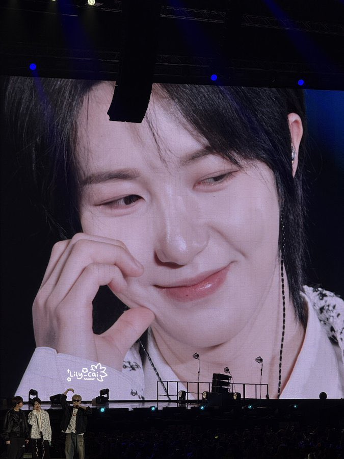 대형 스크린에 런쥔이 tweet media